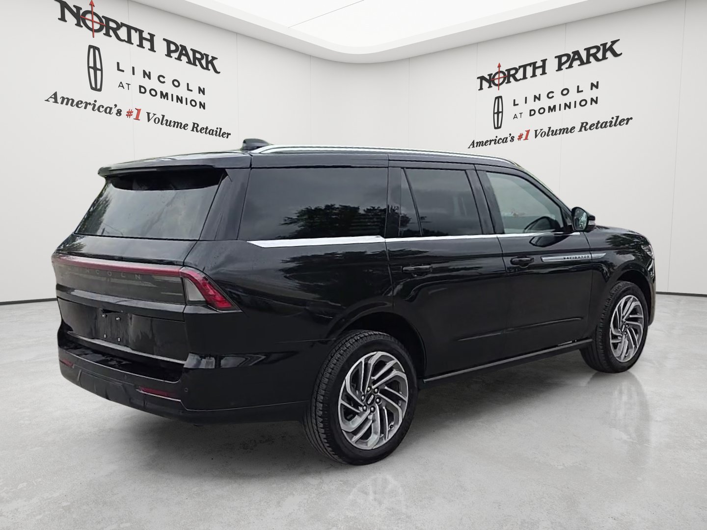Used 2025 Lincoln Navigator Reserve AWD/4WD image 5