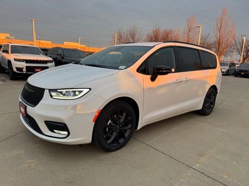 New 2026 Chrysler Pacifica Select FWD image 3