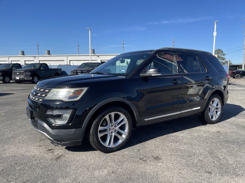 Used 2016 Ford Explorer XLT w/ Equipment Group 202A image 4