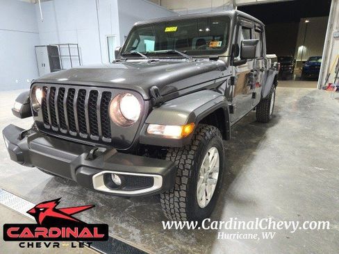 Used 2023 Jeep Gladiator Sport image 2