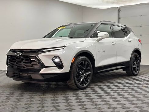 Used 2024 Chevrolet Blazer RS w/ Driver Confidence II Package FWD image 2