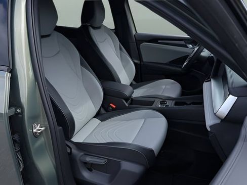 New 2026 Volkswagen Tiguan SE R-Line FWD image 18