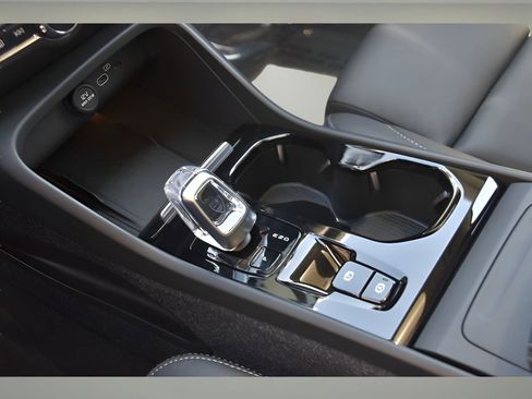 Certified 2025 Volvo XC40 B5 Plus w/ Protection Package Premier image 26