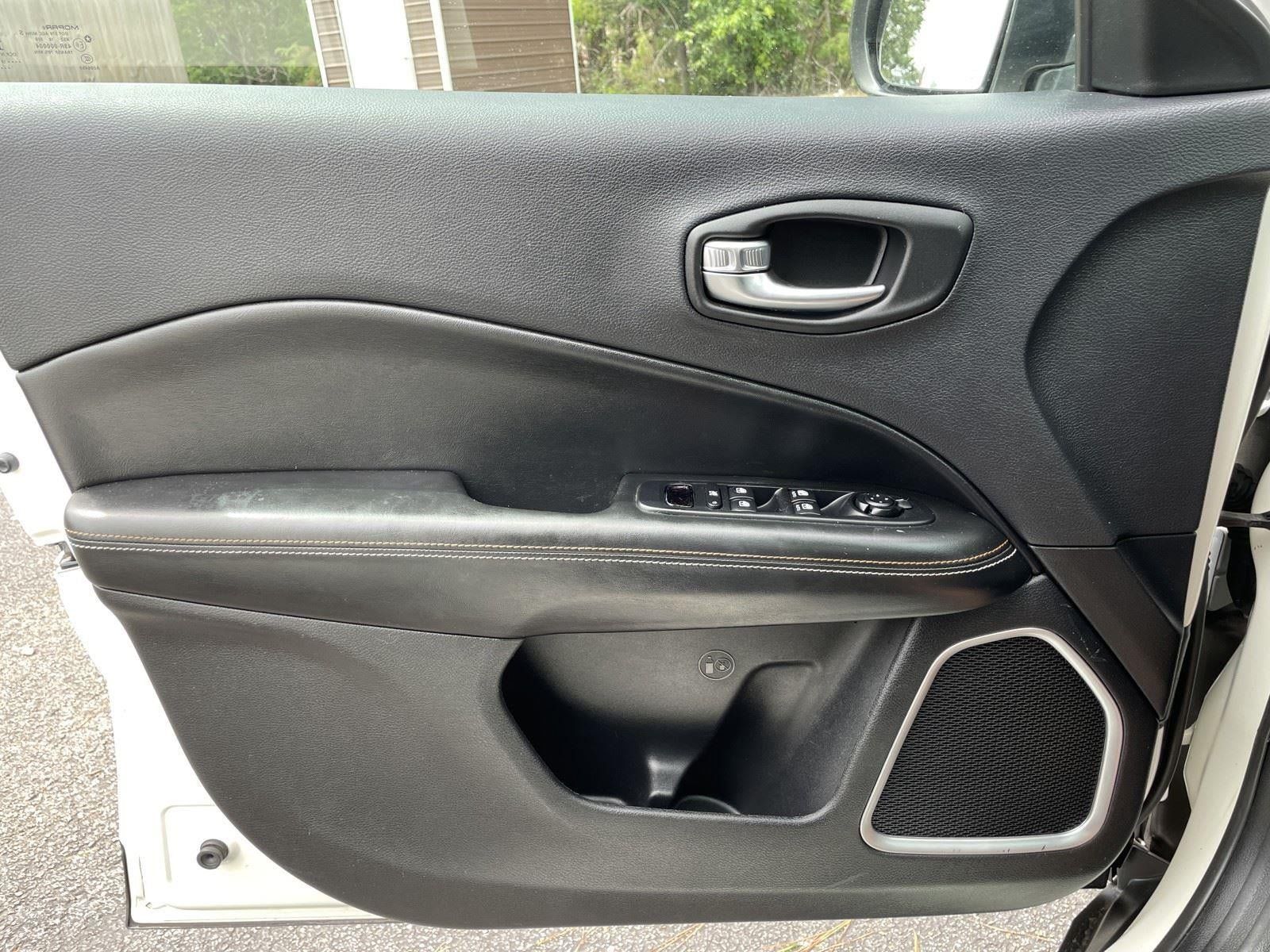 Used 2018 Jeep Compass Latitude FWD image 34