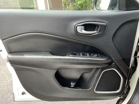 Used 2018 Jeep Compass Latitude FWD image 34