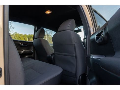 Used 2017 Toyota Tacoma TRD Off-Road image 15