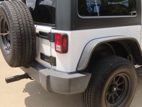 Used 2014 Jeep Wrangler Sport w/ Connectivity Group AWD/4WD image 9