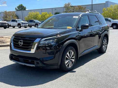 Used 2025 Nissan Pathfinder SL AWD/4WD image 3