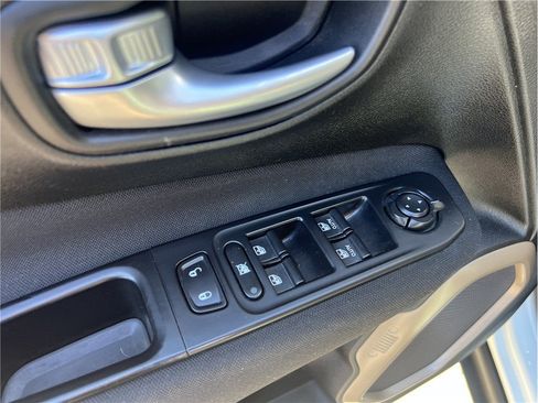 Used 2017 Jeep Renegade Latitude FWD image 13