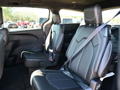 New 2026 Chrysler Pacifica Select image 18