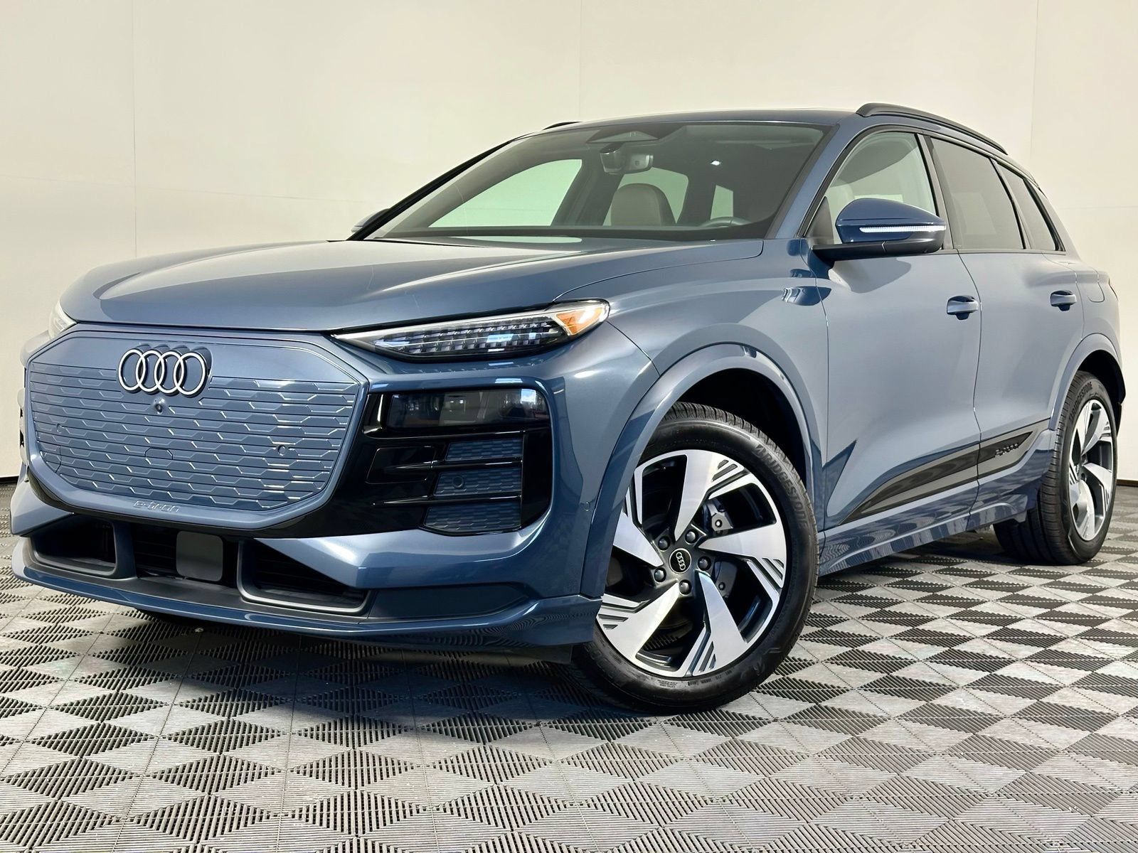 Used 2025 Audi Q6 e-tron Premium Plus w/ Premium Plus AWD/4WD image 42
