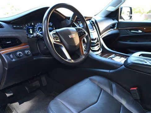 Used 2018 Cadillac Escalade Luxury AWD/4WD image 18
