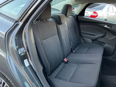 Used 2018 Ford Focus SE w/ SE Appearance Package image 21