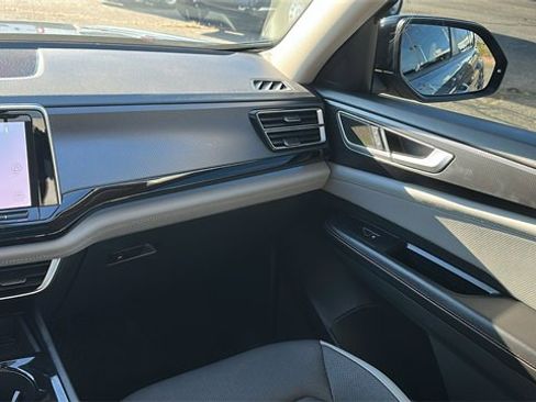 Used 2025 Volkswagen Atlas Peak Edition SE image 23