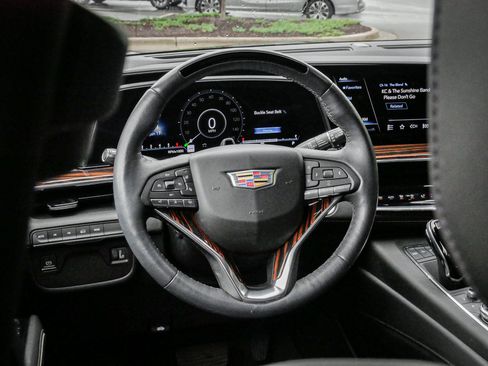 Used 2024 Cadillac Escalade Premium Luxury AWD/4WD image 6
