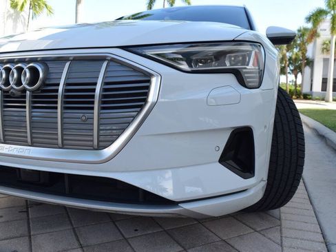 Used 2019 Audi e-tron Prestige w/ Prestige Package AWD/4WD image 10