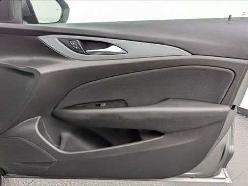 Used 2018 Buick Regal Preferred w/ Driver Confidence Package #1 FWD image 18