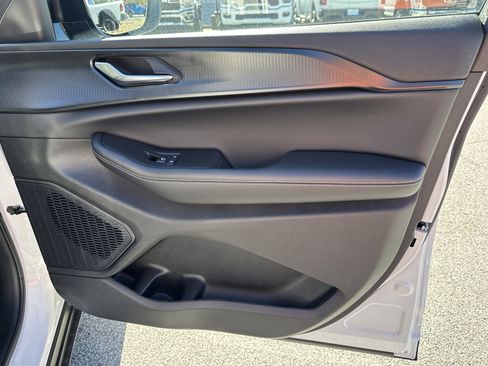 New 2025 Jeep Grand Cherokee Altitude image 19