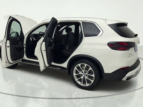 Used 2025 BMW X5 xDrive50e AWD/4WD image 32