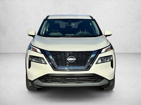 Used 2023 Nissan Rogue SV image 2