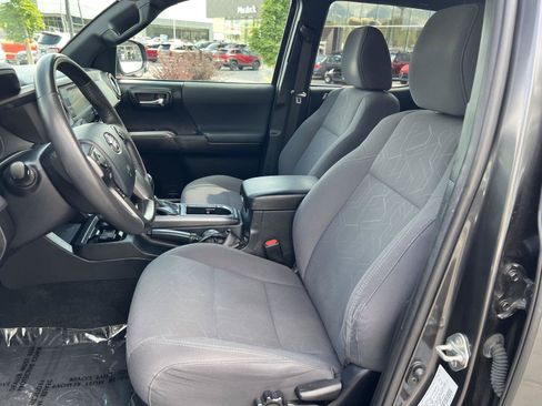 Used 2019 Toyota Tacoma TRD Sport w/ Technology Package AWD/4WD image 28