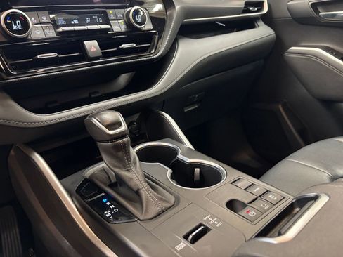 Used 2024 Toyota Highlander XSE FWD image 44