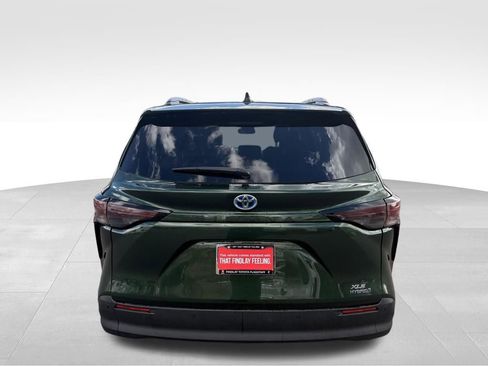 Used 2024 Toyota Sienna XLE image 9
