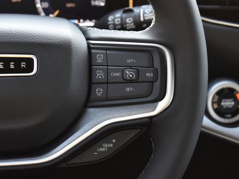 Used 2025 Jeep Wagoneer L Series II w/ Premium Group I image 30