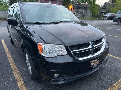 Used 2019 Dodge Grand Caravan SXT FWD image 3