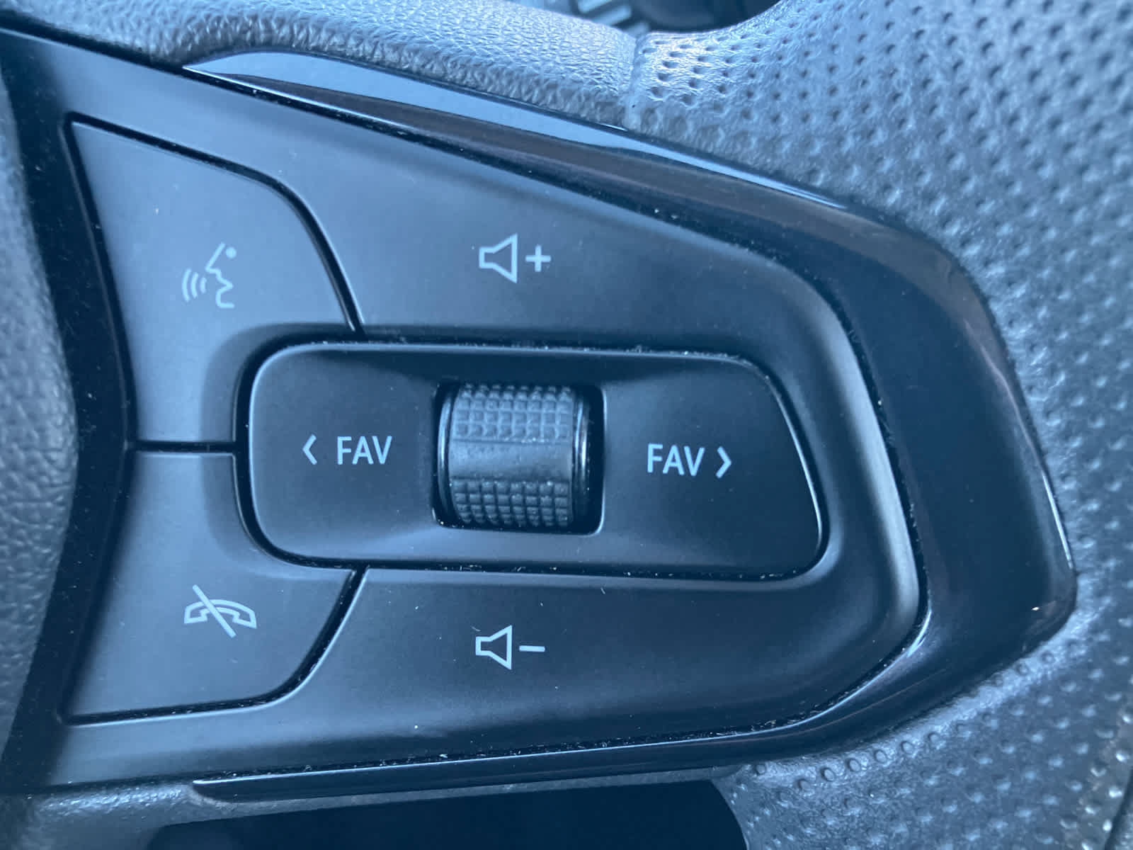 Used 2025 Chevrolet Trax LS w/ LS Convenience Package FWD image 18