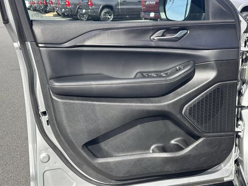 Used 2024 Jeep Grand Cherokee Laredo X image 15