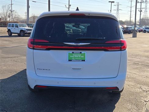 Used 2025 Chrysler Pacifica Select image 16