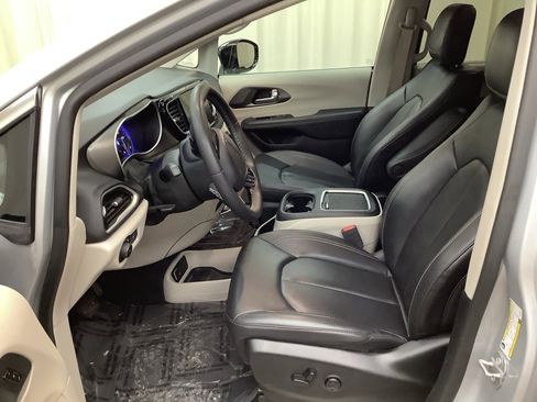 Used 2024 Chrysler Pacifica Touring-L image 15