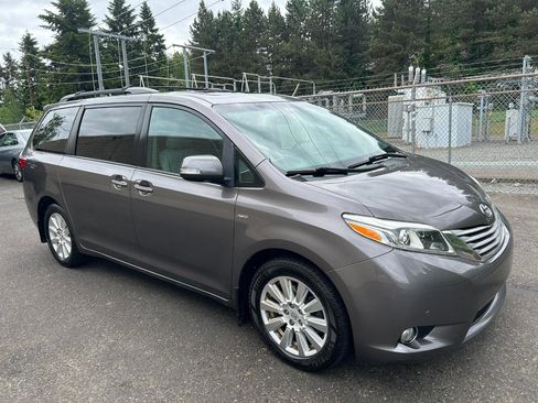 Used 2017 Toyota Sienna Limited Premium AWD/4WD image 3