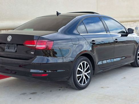 Used 2017 Volkswagen Jetta SE image 3