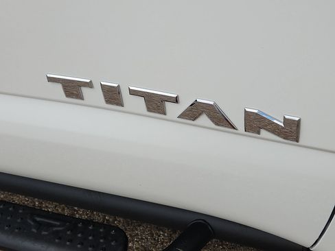 Used 2024 Nissan Titan SV w/ SV Convenience Package AWD/4WD image 9