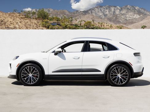 Certified 2025 Porsche Macan 4S Electric AWD/4WD image 2