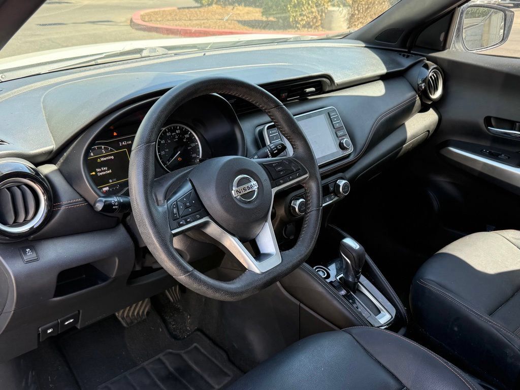 Used 2018 Nissan Kicks SR w/ Premium Package FWD image 2