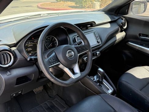 Used 2018 Nissan Kicks SR w/ Premium Package FWD image 2