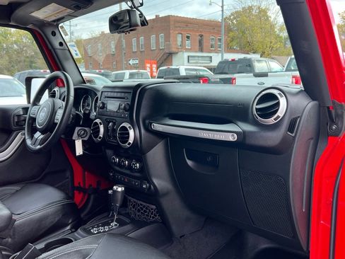 Used 2015 Jeep Wrangler Unlimited Sahara w/ Connectivity Group image 21