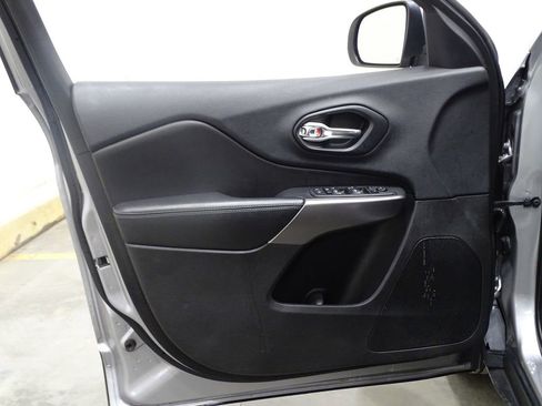 Used 2019 Jeep Cherokee Latitude w/ Popular Appearance Group image 16