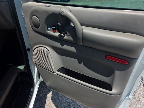 Used 2004 GMC Safari Passenger RWD image 25