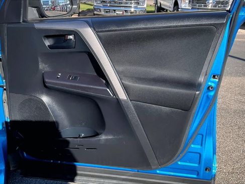 Used 2018 Toyota RAV4 LE image 21