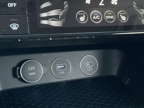 Used 2025 Genesis G70 2.5T image 31