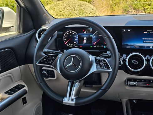 Used 2025 Mercedes-Benz GLA 250 4MATIC image 26