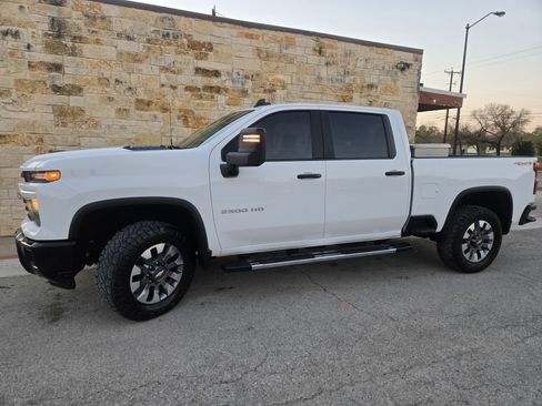 Used 2024 Chevrolet Silverado 2500 Custom w/ Custom Value Package image 2