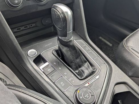 Used 2018 Volkswagen Tiguan SEL AWD/4WD image 23