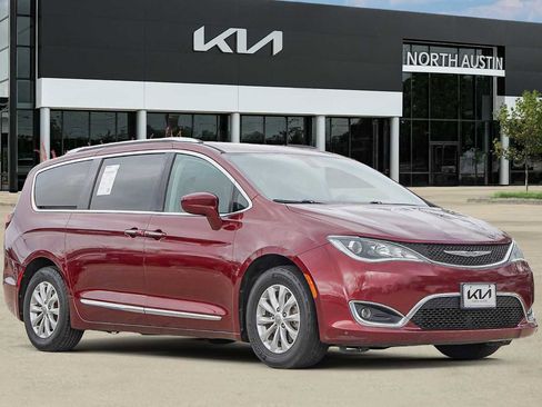 Used 2019 Chrysler Pacifica Touring-L image 8