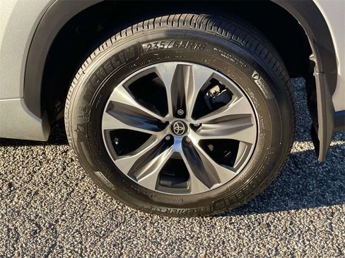 Used 2022 Toyota Highlander XLE image 10