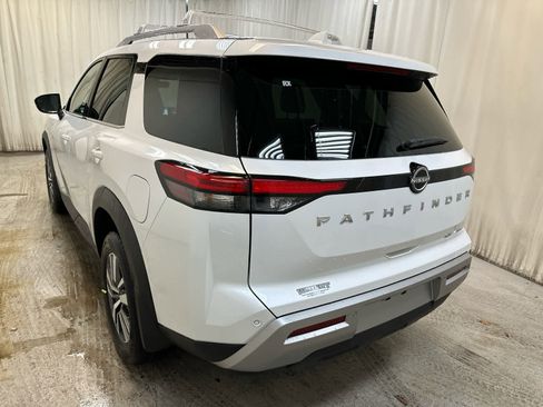 New 2025 Nissan Pathfinder SL image 2